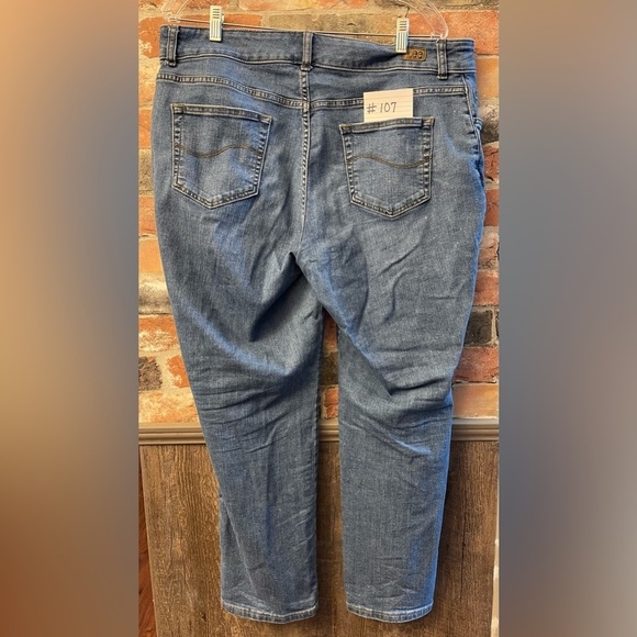 Lee Plus Jeans, Women’s, Relaxed Fit, Straight Leg Mid Rise Jeans, Size 18P - Picture 2 of 2